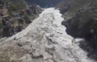 Hindistan'da buzul parçası nehre düştü:...
