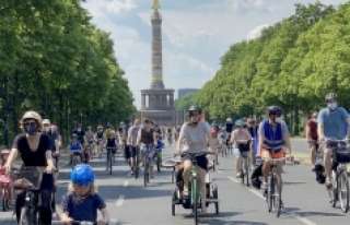 Almanya'da hükümete bisiklet konvoylu protesto