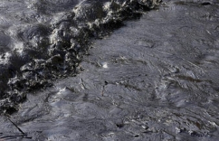 Tsunamiye yakalanan tankerden sızan petrol Peru sahillerine...