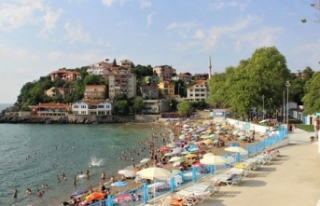 Zonguldak'ta bir plajda denize girişler iki...