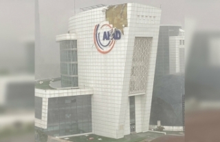 Ankara'daki fırtınada AFAD binasının duvarı...