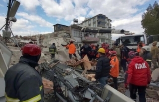Osmaniye’de deprem: 4 katlı bina yıkıldı