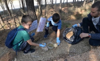 Çocuklar doğa yürüyüşünden sonra çevre temizliği yaptı